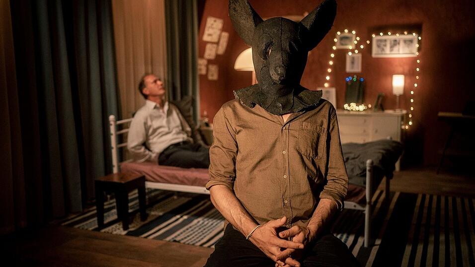 Die ,,Maus' nimmt ein neues Video zur Entführung von Schnabel (Martin Brambach) auf, mit seinen Forderungen. Die ,,Maus' nimmt ein neues Video zur Entführung von Schnabel (Martin Brambach) auf, mit seinen Forderungen.