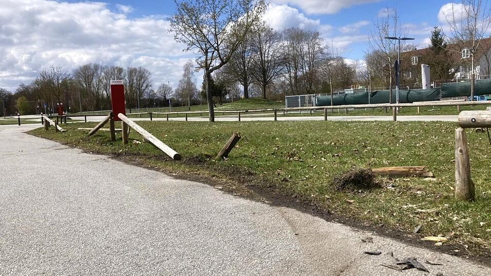 Die Holzabsperrung zur Gr&uuml;nfl&auml;che wurde auf einer L&auml;nge von etwa 20 Metern zerst&ouml;rt.