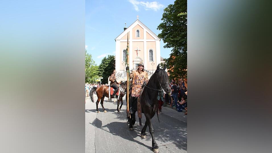 Die schönsten Augenblicke des historischen Drachenstich-Festzuges 2016. Die schönsten Augenblicke des historischen Drachenstich-Festzuges 2016.