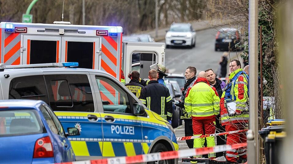 Nach einem tödlichen Schuss bei einem Polizeieinsatz sichern Einsatzkräfte die Stelle ab. Nach einem tödlichen Schuss bei einem Polizeieinsatz sichern Einsatzkräfte die Stelle ab.