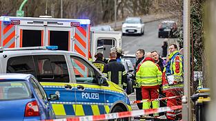 Nach einem tödlichen Schuss bei einem Polizeieinsatz sichern Einsatzkräfte die Stelle ab.