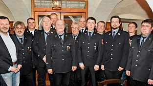 Die Vorstandschaft der FFW Wei&szlig;enregen mit B&uuml;rgermeister und F&uuml;hrungskr&auml;ften, 5.v.r. der neue Kommandant Wolfgang Brandl, 3.v.r. sein Stellvertreter Manuel Frank.