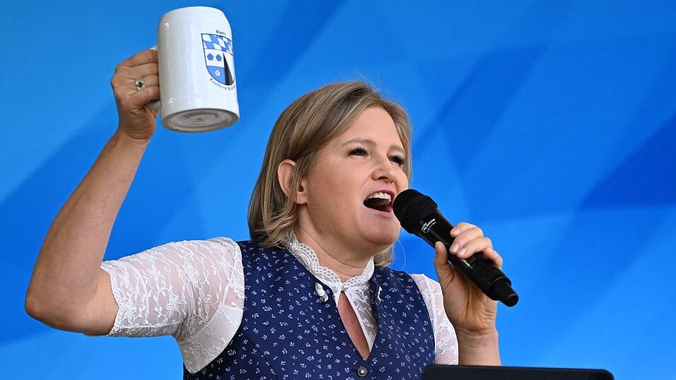 Gab als Eröffnungsrednerin bei der AfD den Ton an: Landtagsfraktionschefin Katrin Ebner-Steiner. Gab als Eröffnungsrednerin bei der AfD den Ton an: Landtagsfraktionschefin Katrin Ebner-Steiner.