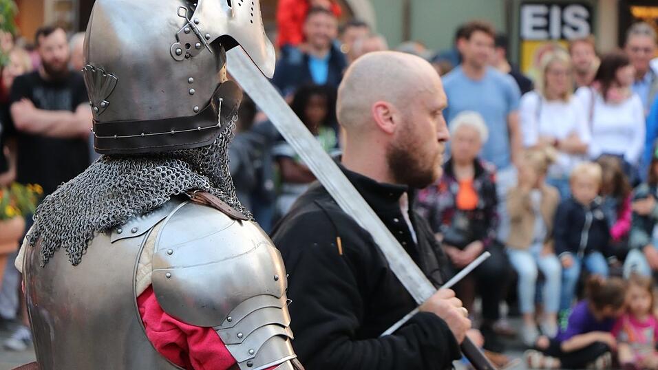 Mittelalter-Flair und super Stimmung: Die lange Einkaufsnacht 'Schlaflos' war gleichzeitig der Auftakt zum Mittelalter-Fest in Straubing. Mittelalter-Flair und super Stimmung: Die lange Einkaufsnacht 'Schlaflos' war gleichzeitig der Auftakt zum Mittelalter-Fest in Straubing.