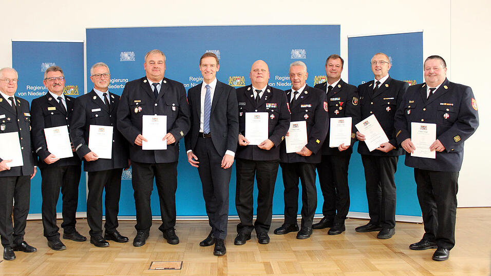 Zehn Niederbayer wurden in Landshut mit dem Feuerwehr-Steckkreuz ausgezeichnet.
