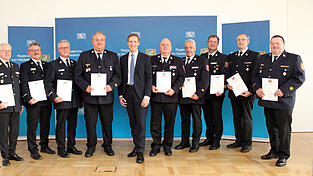 Zehn Niederbayer wurden in Landshut mit dem Feuerwehr-Steckkreuz ausgezeichnet. Zehn Niederbayer wurden in Landshut mit dem Feuerwehr-Steckkreuz ausgezeichnet.