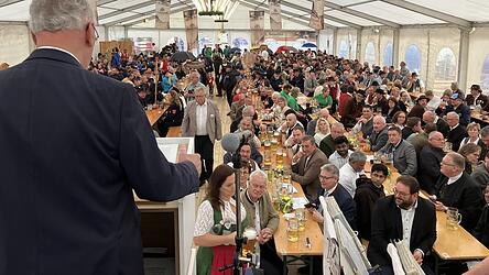 Gut gefüllt war das Festzelt um die Mittagszeit, als Joachim Herrmann seine Festrede hielt.