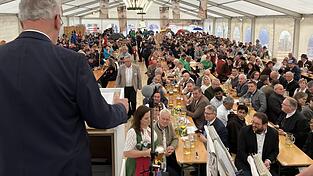 Gut gefüllt war das Festzelt um die Mittagszeit, als Joachim Herrmann seine Festrede hielt.