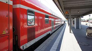 Gegen 20.45 Uhr wurde das Bundespolizeirevier Landshut über einen aggressiven Fahrgast informiert. Beamte warteten am Hauptbahnhof Landshut, wo der Zug um 20.55 Uhr ankam.