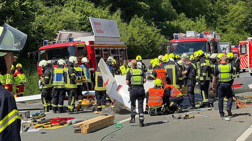 Rettungsdienste und Polizei arbeiten an der Unfallstelle, nachdem ein Segelflugzeug auf die A45 gestürzt ist. Rettungsdienste und Polizei arbeiten an der Unfallstelle, nachdem ein Segelflugzeug auf die A45 gestürzt ist.