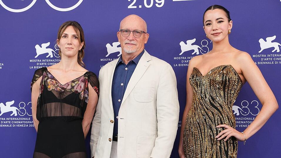 Die Journalistin Zoë Schiffer, Regisseur Alex Gibney und Ashley St. Clair vor der Pressekonferenz zum Film. Die Journalistin Zoë Schiffer, Regisseur Alex Gibney und Ashley St. Clair vor der Pressekonferenz zum Film.