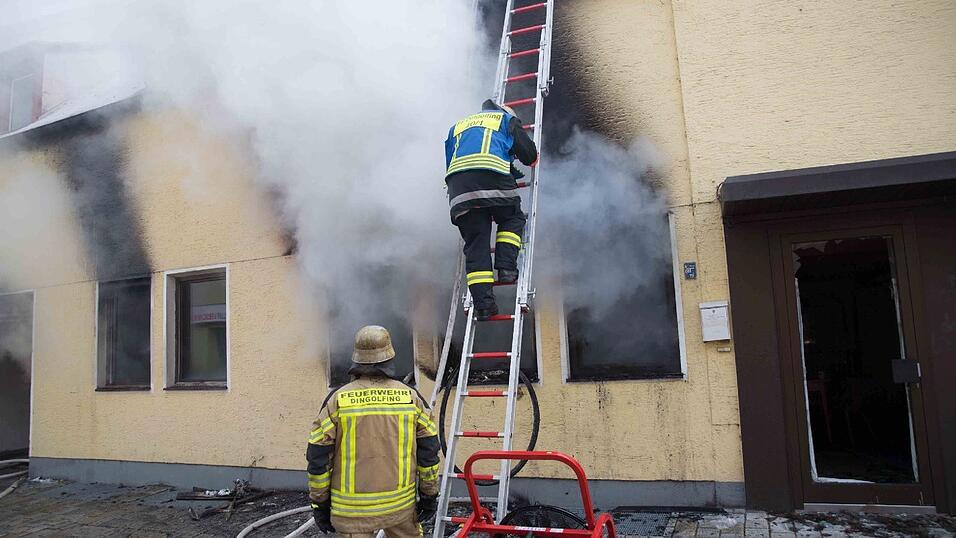 Inmitten dieses brennenden Hauses in der Griesgasse in Dingolfing entdeckte die Feuerwehr die Leiche.