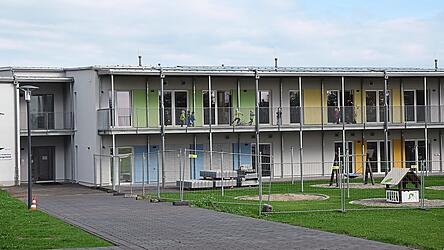 Das neue Kindergartengebäude wird den kirchlichen Segen erhalten.