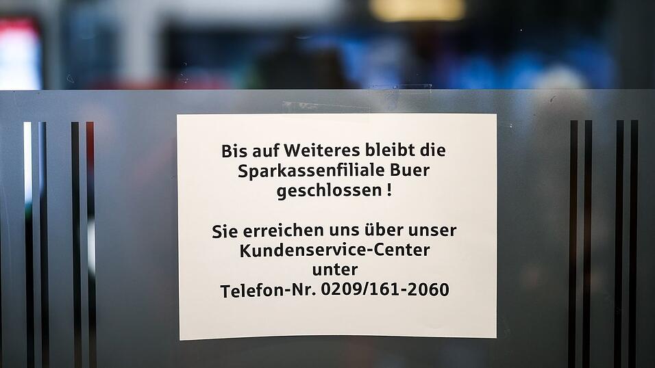 Ein Schild informiert die Kunden der Bank dar&uuml;ber, dass die Filiale bis auf Weiteres geschlossen bleibt.
