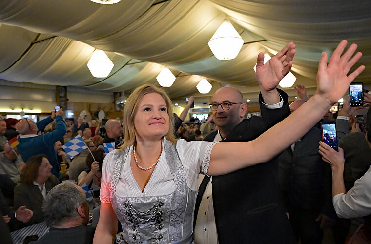 Katrin Ebner-Steiner, Fraktionsvorsitzende der AfD-Fraktion im Bayerischen Landtag, kommt zum politischen Aschermittwoch der AfD Bayern. +++ dpa-Bildfunk +++ Katrin Ebner-Steiner, Fraktionsvorsitzende der AfD-Fraktion im Bayerischen Landtag, kommt zum politischen Aschermittwoch der AfD Bayern. +++ dpa-Bildfunk +++