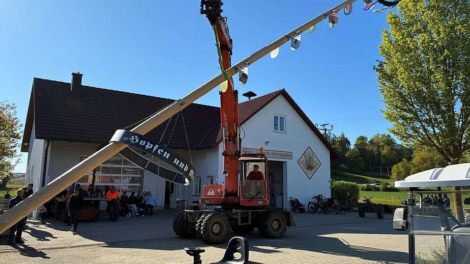 Mit einem Kranlader wurde in Oberwangenbach der Maibaum aufgestellt.