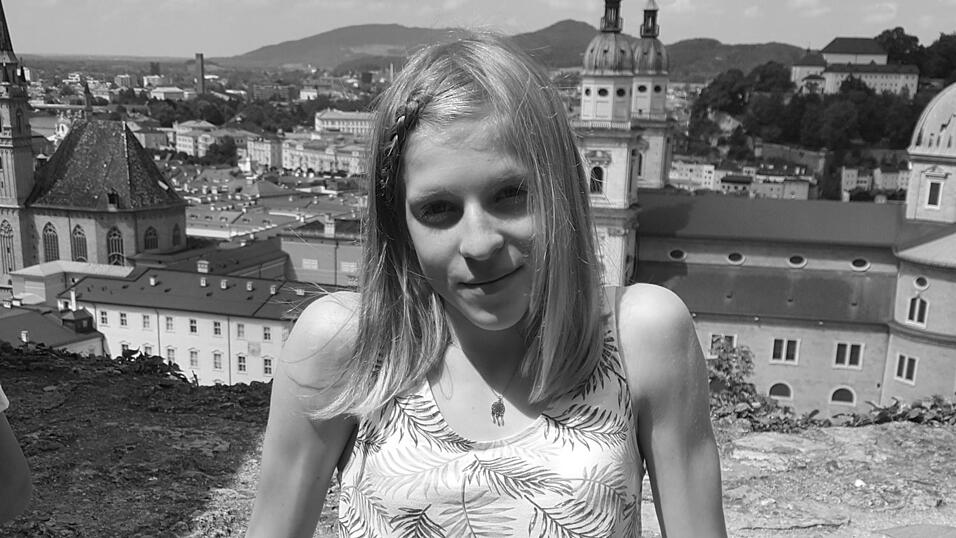 Emily Hettler (15) schreibt ein Gedicht &uuml;ber den Winter.