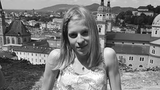 Emily Hettler (15) schreibt ein Gedicht &uuml;ber den Winter.