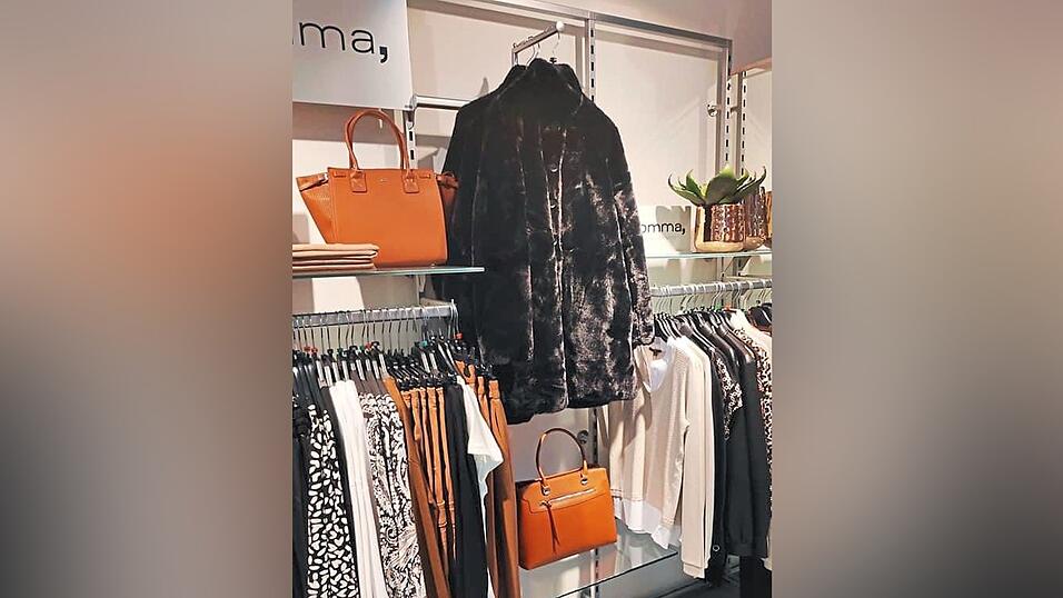 Ob die schwarze Winterjacke diesen Winter noch Abnehmer findet, ist fraglich. 'Click & Collect ist allenfalls ein Tropfen auf dem hei&szlig;en Stein', sagt Claudia Staudinger von Mode Kaldonek in Hunderdorf.