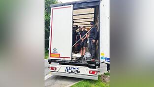 Mehrere Personen wurden ohne die benötigten Einreisedokumente entdeckt. 