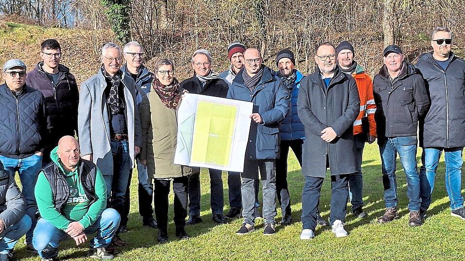 Fu&szlig;baller und Footballer freuen sich gemeinsam mit der Stadt auf den ersten Kunstrasenplatz Straubings.