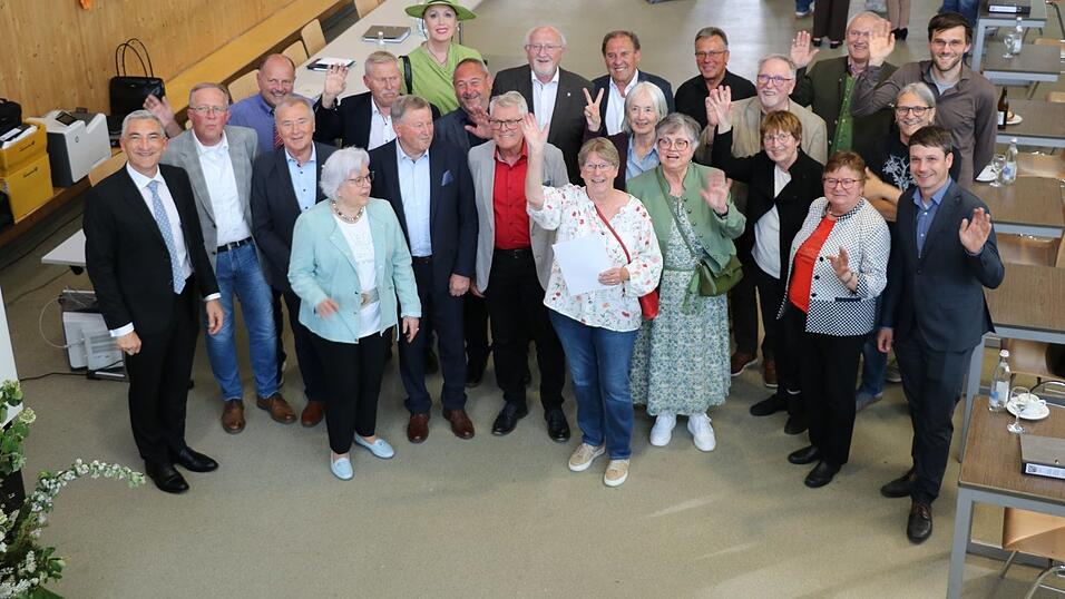 Landrat Ronny Raith (l.) mit den scheidenden Kreisr&auml;ten
