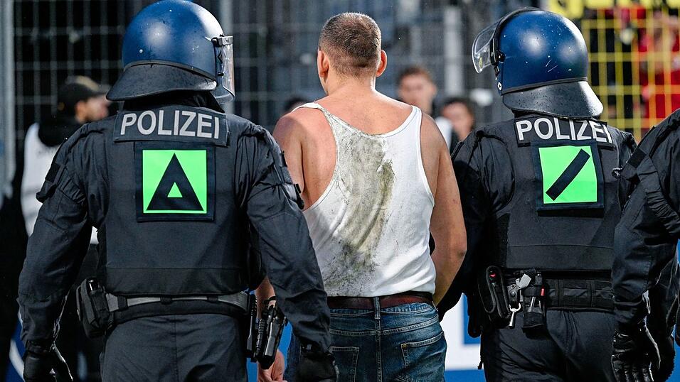 Die Polizei meldete mehrere Festnahmen. Die Polizei meldete mehrere Festnahmen.