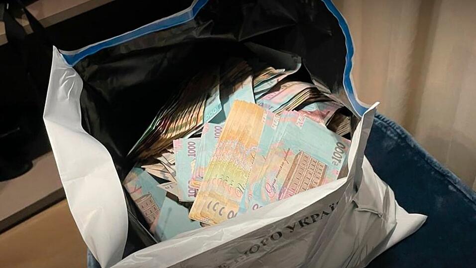 Bei Schmiergeldzahlungen werden in der Ukraine nach Erkenntnissen von Korruptionsjägern Taschen voll mit Bargeld übergeben. Bei Schmiergeldzahlungen werden in der Ukraine nach Erkenntnissen von Korruptionsjägern Taschen voll mit Bargeld übergeben.