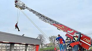 Vorbereitung auf gro&szlig;e Einsatz&uuml;bung: Am Dienstagabend haben Mitglieder der Stadtfeuerwehr und der Bergwacht bereits gemeinsam verschiedene Rettungsm&ouml;glichkeiten geprobt.