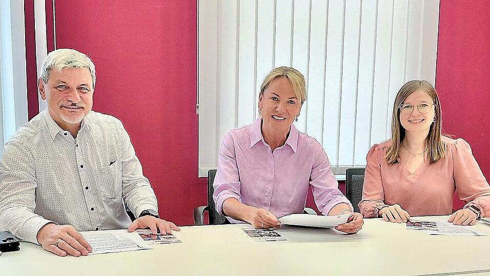 B&uuml;rgermeister Sandro Bauer, Kulturamtsleiterin Karin Stelzer und Touristik-Chefin Anna-Lena Fischer (von links) informierten &uuml;ber den Ablauf.