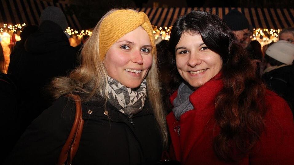 Die Perchtengruppe 'Frisinger Fratz'n' trat am Mittwochabend auf dem Landshuter Christkindlmarkt auf. Die Perchtengruppe 'Frisinger Fratz'n' trat am Mittwochabend auf dem Landshuter Christkindlmarkt auf.