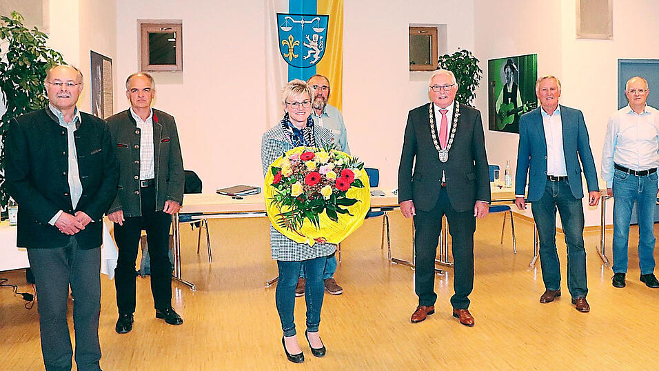 Zeit zum Abschied nehmen: Anton Manhart (v.l.), Anton Hohenester, Anita Riederer, Georg Freilinger, Sebastian Satzl, Johann Hohenester, Bernhard Kudlich und Josef Stanglmeier mit dem neuen B&uuml;rgermeister Hans-Peter Deifel.