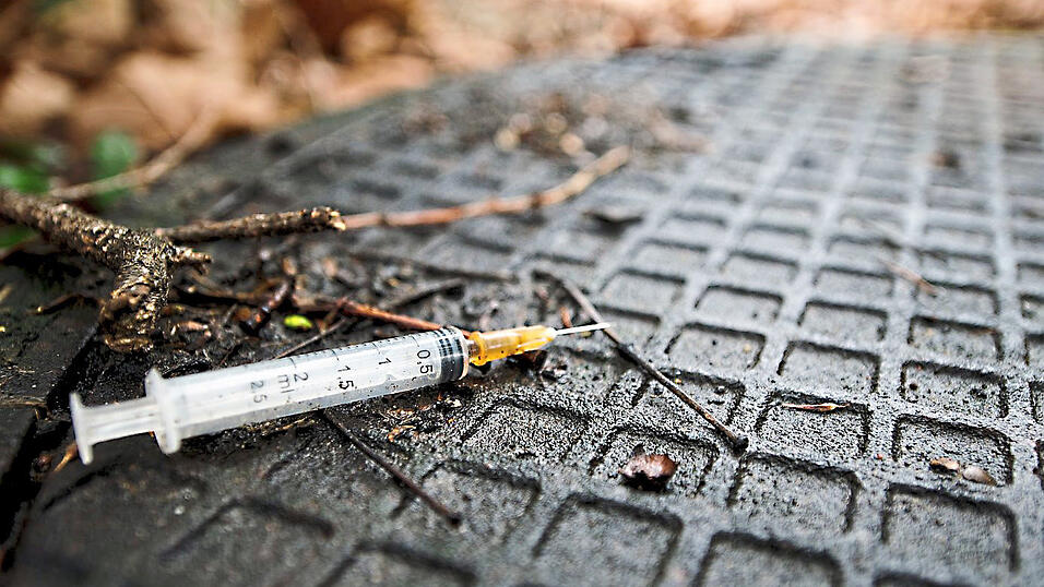 Seit seinem 16. Lebensjahr habe der 45-j&auml;hrige Angeklagte durchgehend Alkohol und Drogen konsumiert, sagte er vor Gericht - 'auch in Haft'.