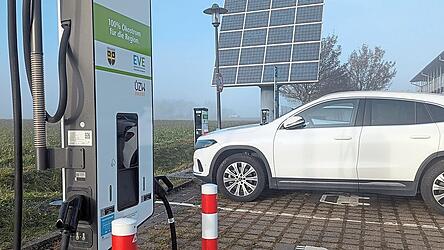 388 Ladepunkte gibt es im Landkreis. Sechs davon befinden sich vor der Eskara-Halle in Essenbach. 388 Ladepunkte gibt es im Landkreis. Sechs davon befinden sich vor der Eskara-Halle in Essenbach.