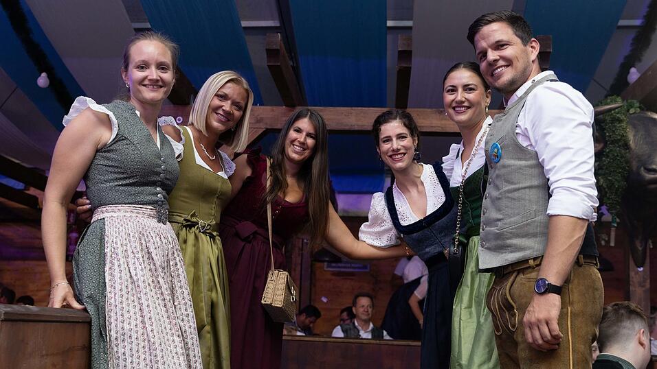 Die Partybilder vom Samstag, 8. August, aus dem Festzelt Wenisch. Die Partybilder vom Samstag, 8. August, aus dem Festzelt Wenisch.