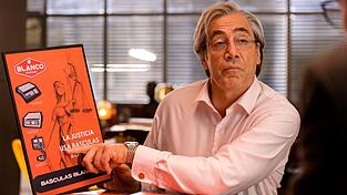 'Auch Justitia benutzt Waagen von Blanco', behauptet diese Werbung, die Firmenchef Julio Blanco (Javier Bardem) durchaus überzeugend findet.
