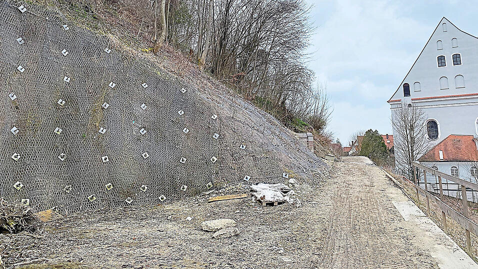 Die Wartungswege am Burghang entlang sollen dauerhaft bleiben. Sie erleichtern Arbeitern die Pflege des Hangbewuchses.