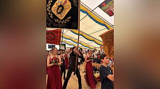 Einzug der Jubelwehr ins Festzelt am Festsonntag.