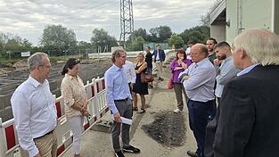Der Bausenat informierte sich auf dem Gelände der bauamtlichen Betriebe an der Äußeren Parkstraße über die derzeit laufende Erneuerung der Regenentwässerung. Der Bausenat informierte sich auf dem Gelände der bauamtlichen Betriebe an der Äußeren Parkstraße über die derzeit laufende Erneuerung der Regenentwässerung.