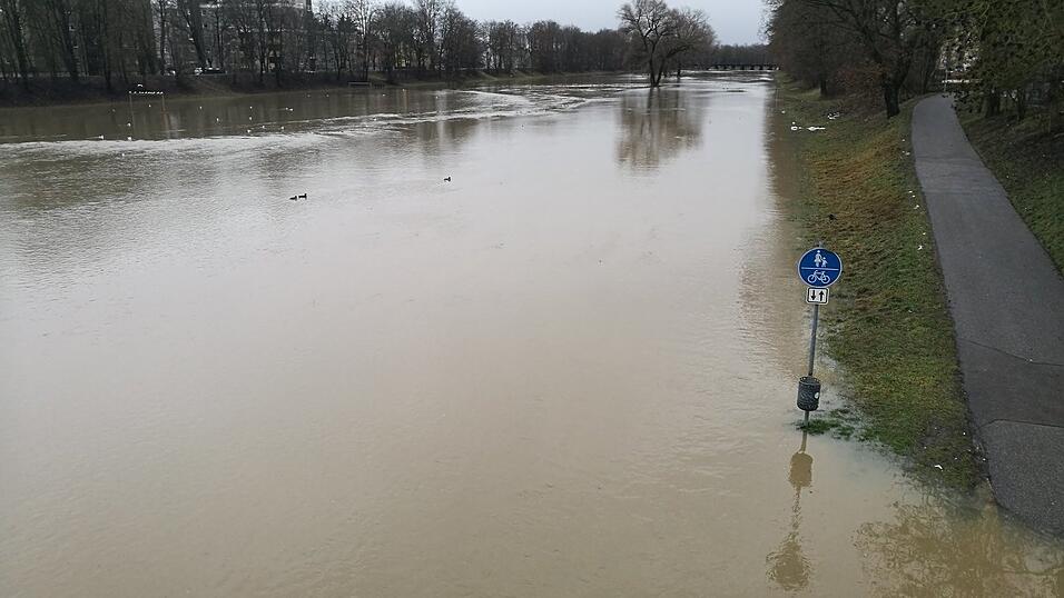 Die Flutmulde ist gesperrt, weil die Pfettrach &uuml;ber die Ufer getreten ist.