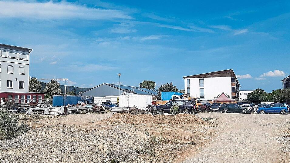 Das zur Errichtung der Fl&uuml;chtlingsunterkunft vorgesehene Gel&auml;nde mit den Hotels Dream Inn (links) und Von-Heyden (rechts).