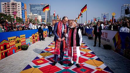 Narendra Modi (r.), Premierminister von Indien, und Bundeskanzler Friedrich Merz (CDU) besuchen ein Drachenfestival. Es ist die erste gr&ouml;&szlig;ere Asien-Reise des Kanzlers seit seinem Amtsantritt im Mai.