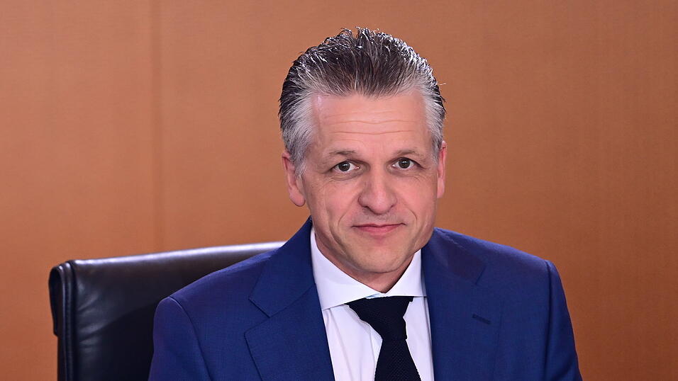 Thorsten Frei hatte sich in der zurückliegenden Wahlperiode in seiner Fraktion als Parlamentarischer Geschäftsführer einen guten Ruf als Politmanager erarbeitet. Für seine Arbeit als Kanzleramtsminister hingegen musste er manche Kritik einstecken. Thorsten Frei hatte sich in der zurückliegenden Wahlperiode in seiner Fraktion als Parlamentarischer Geschäftsführer einen guten Ruf als Politmanager erarbeitet. Für seine Arbeit als Kanzleramtsminister hingegen musste er manche Kritik einstecken.