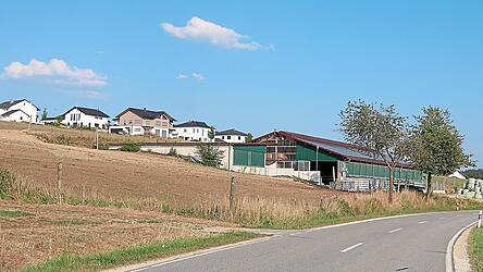 Der Stall in Schmatzhausen liegt in der N&auml;he eines Baugebiets. Zwei der Anwohner hatten gegen die Genehmigung geklagt.
