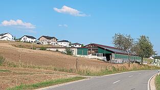 Der Stall in Schmatzhausen liegt in der N&auml;he eines Baugebiets. Zwei der Anwohner hatten gegen die Genehmigung geklagt.