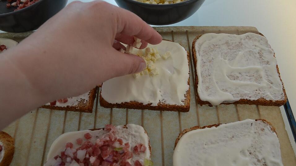 Auf die restlichen fünf Toasts den Schafskäse verteilen.