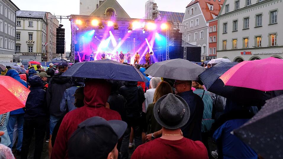 LaBrassBanda begeisterte am Donnerstagabend das Publikum in Straubing.