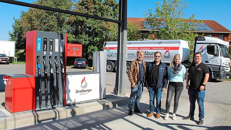 Baumaßnahme fast beendet: die 24-Stunden-Dieseltankstelle Straßburger Am Esper. Die Zapfhähne sind neu, ebenso das Areal, auf dem sie stehen. Von links: Engelbert Piendl, Johannes Piendl sowie vom Büro Barbara Harbauer und Stefan Piendl.