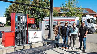 Baumaßnahme fast beendet: die 24-Stunden-Dieseltankstelle Straßburger Am Esper. Die Zapfhähne sind neu, ebenso das Areal, auf dem sie stehen. Von links: Engelbert Piendl, Johannes Piendl sowie vom Büro Barbara Harbauer und Stefan Piendl.