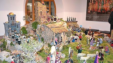 Das neue Prunkstück in der Sammlung des Krippen- und Kapellenvereins „St. Ägidius“ Abensberg: Die „Niesl-Krippe“, die zurzeit im Foyer des Abensberger Rathauses zu bewundern ist.